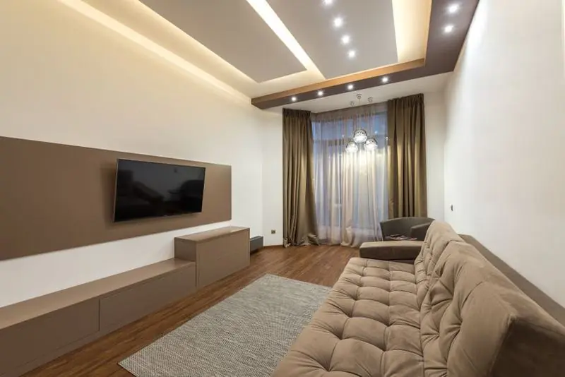 Sala com forro de gesso rebaixado, nicho para TV e spots embutidos